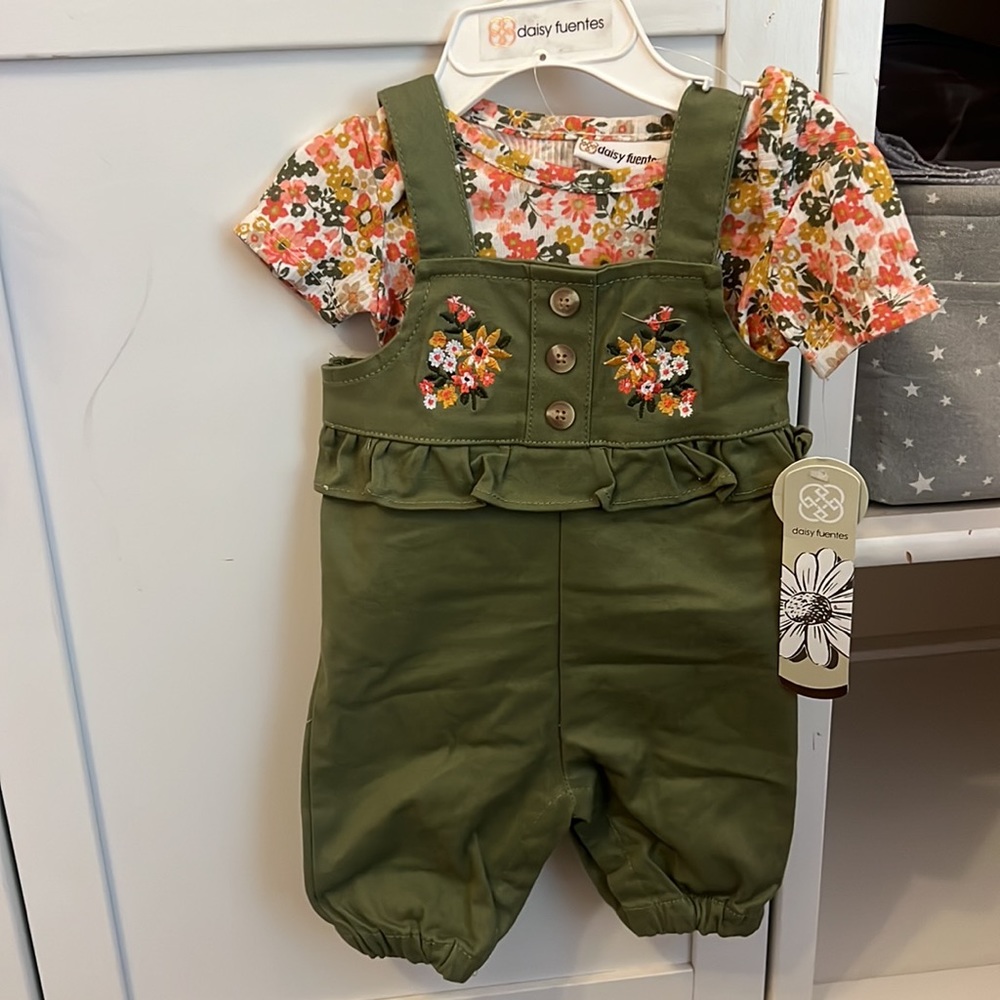 Daisy Fuentes 2-piece outfit 0-3M